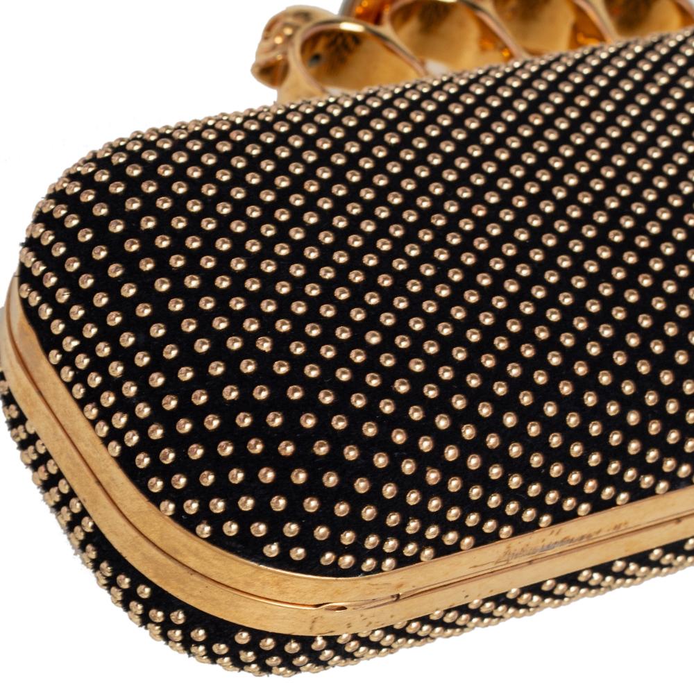 Alexander McQueen Clutch aus schwarzem Wildleder mit Totenkopfnieten 2