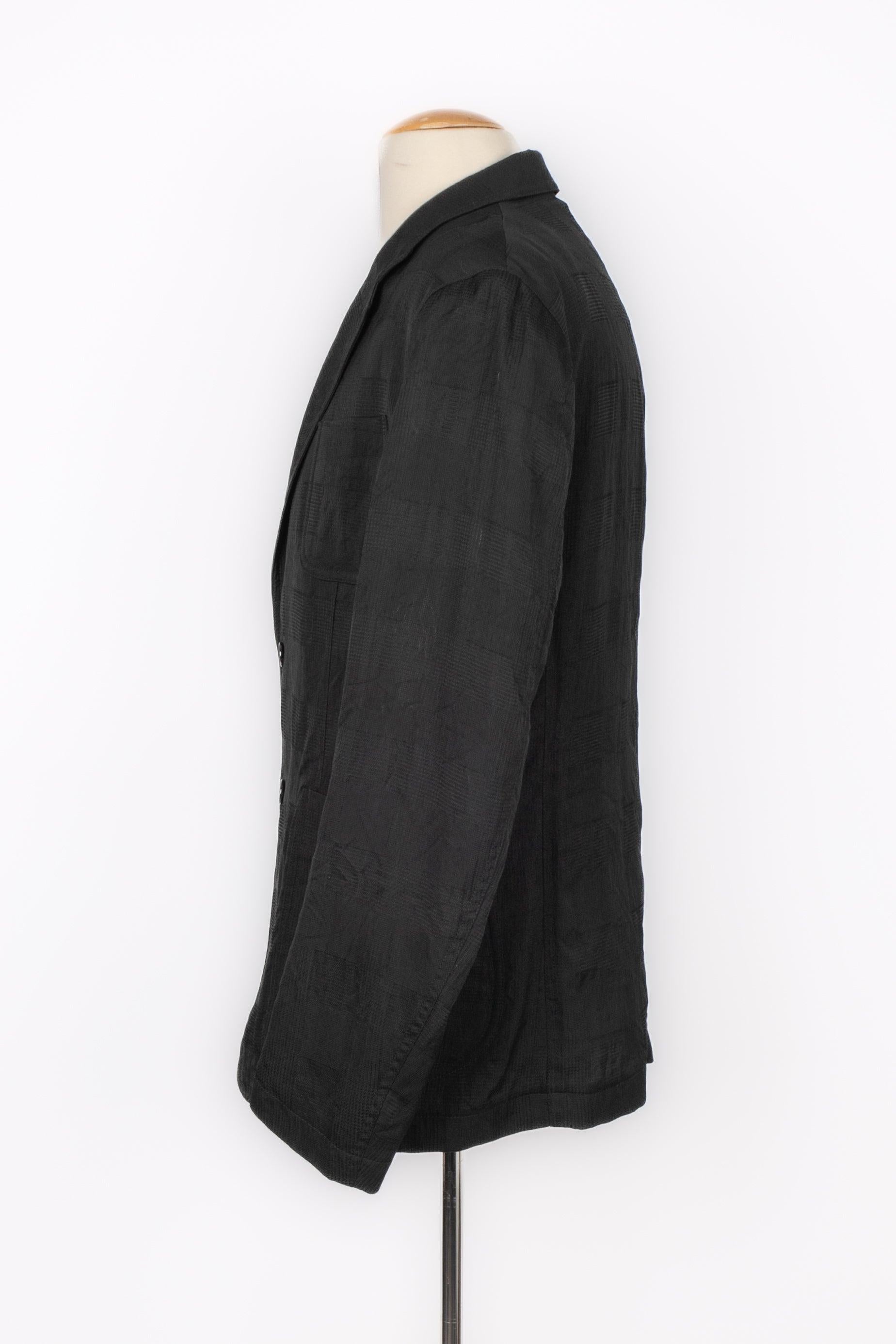 Alexander McQueen - (Made in Italy) Schwarze Anzugjacke. Größe 52FR angegeben.

Zusätzliche Informationen:
Zustand: Sehr guter Zustand
Abmessungen: Schulterbreite: 43 cm - Brustumfang: 52 cm - Ärmellänge: 67 cm - Länge: 74 cm

Sellers Referenz: HFV8
