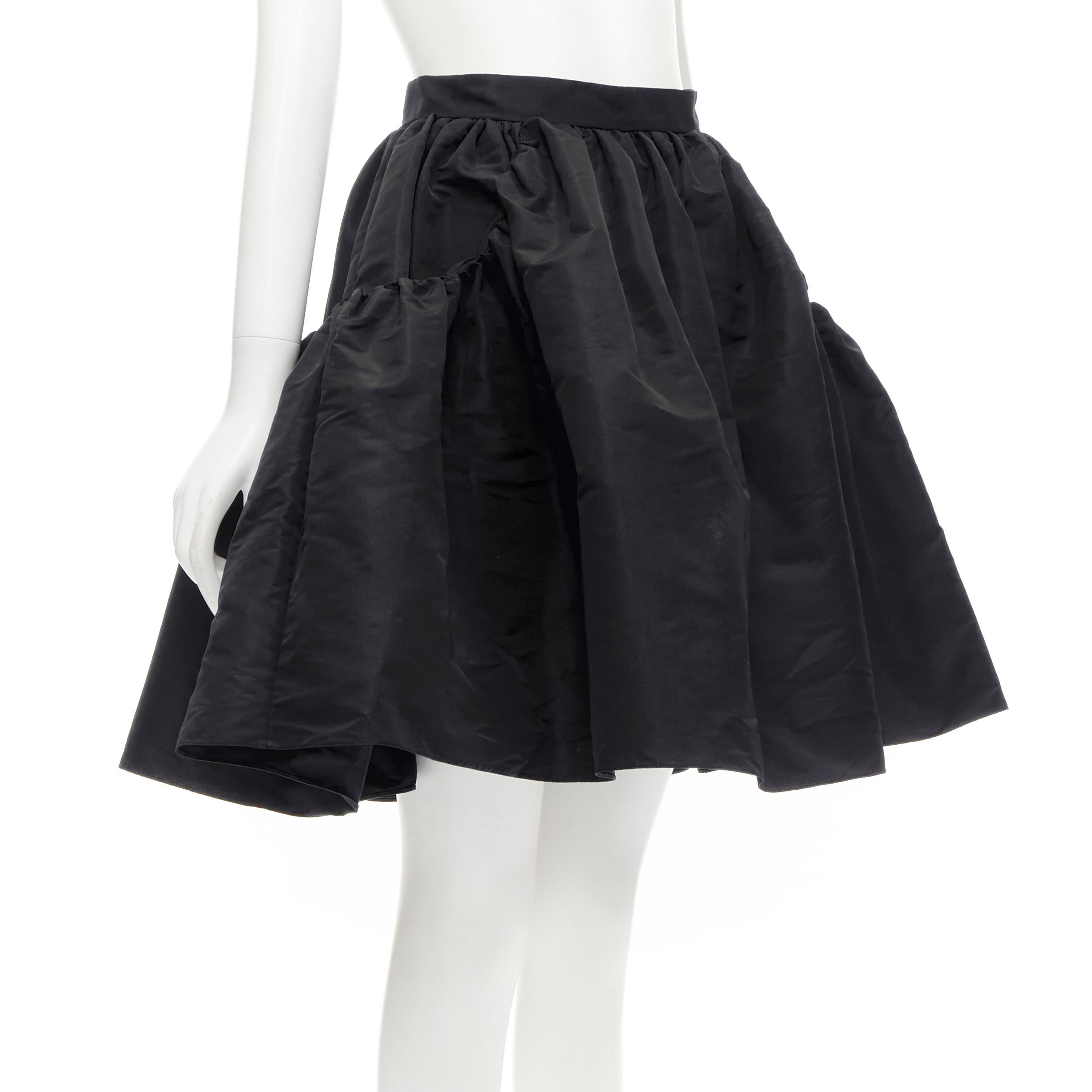 ALEXANDER McQueen gonna svasata a sbuffo in taffetà nero IT38 XS
Riferimento: AAWC/A00385
Marchio: Alexander McQueen
Designer: Sarah Burton
Materiale: Poliestere
Colore: nero
Modello: Tinta unita
Chiusura: zip
Dettagli extra: Dettagli della doppia
