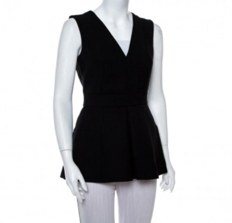Alexander McQueen's top exhibits smart tailoring and a delicate design. This sleeveless top, made of wool-blend, features a flattering peplum silhouette with a paneled design. Completed with a v-neckline, wear this with tailored trousers and