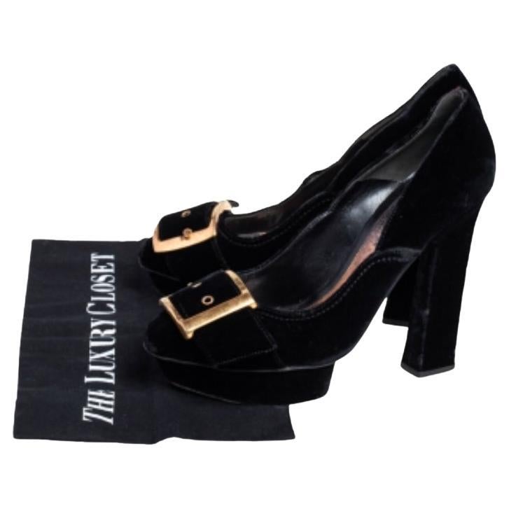 Lend an elegant finish to your look of the day with these Alexander McQueen velvet sandals. They feature covered toes, platforms, and 14 cm heels. The gold-tone buckle detailing on the uppers adds extra charm.

