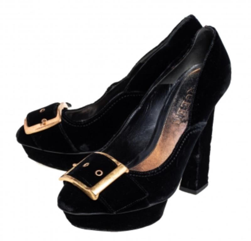 Alexander McQueen Black Velvet Buckle Platform Pumps Size 39 In Fair Condition In Dubai, Al Qouz 2