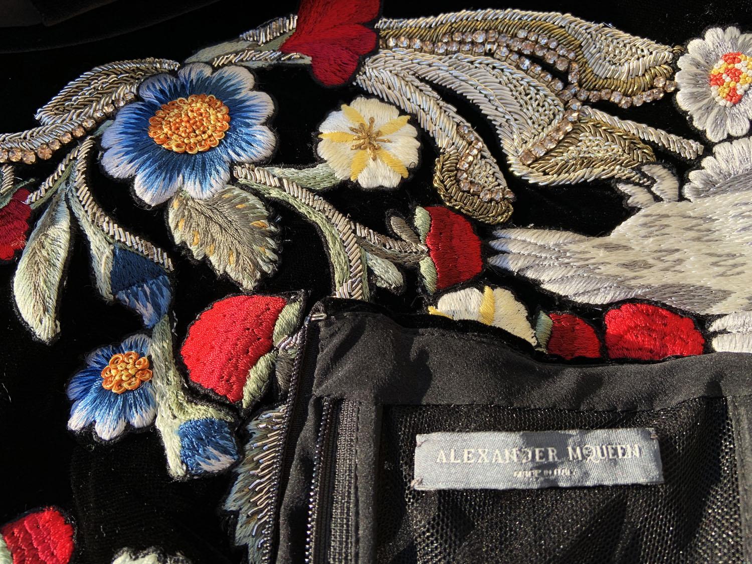 Alexander McQueen - Robe corset en mousseline de velours noir avec broderie médiévale 42 en vente 7