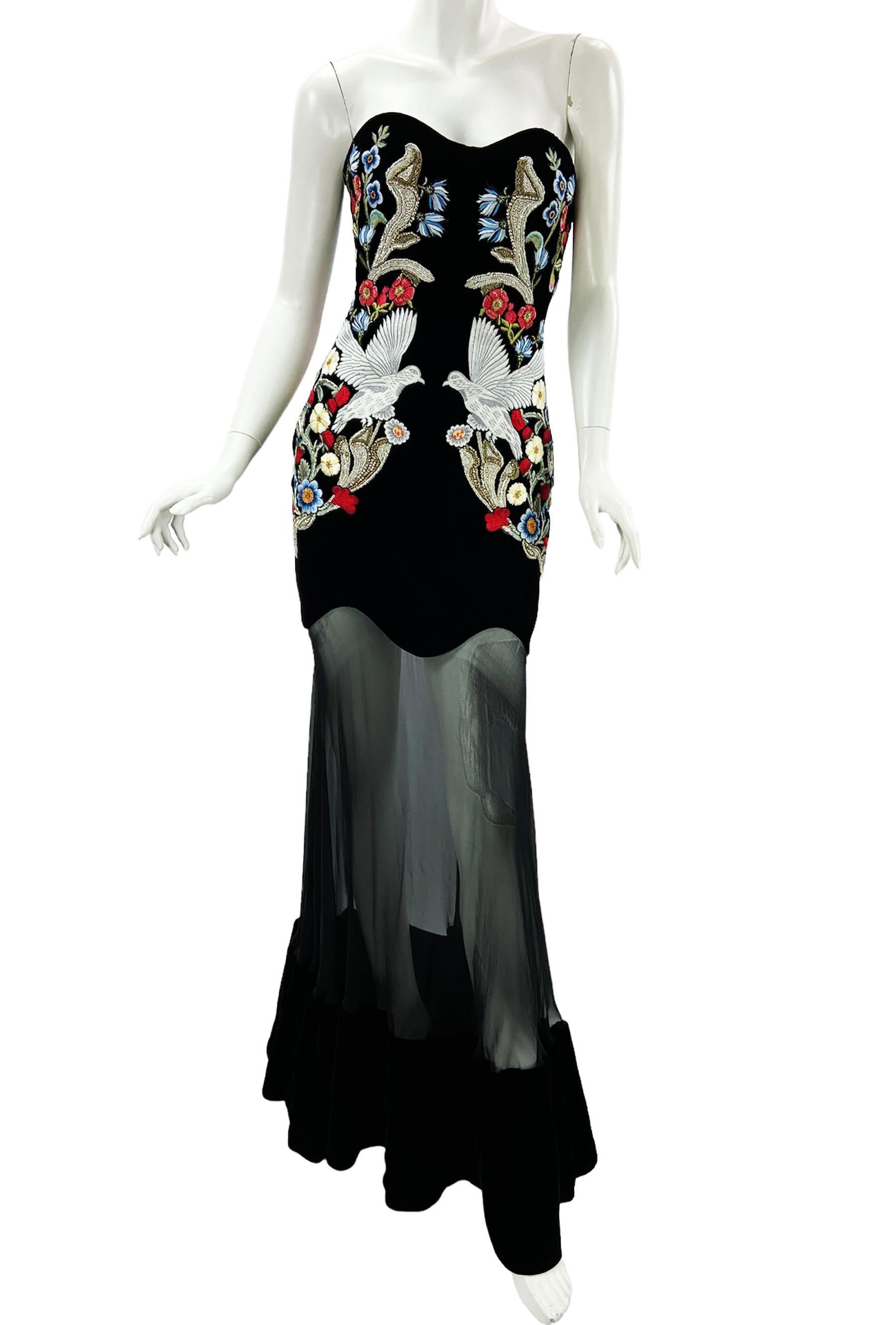 Alexander McQueen - Robe habillée en mousseline de velours noir avec ornements
Jessica Chastain portait une robe Alexander McQueen lors du gala d'ouverture du 70e Festival de Cannes, le 17 mai 2017.
Taille italienne 42
Riche velours noir combiné à