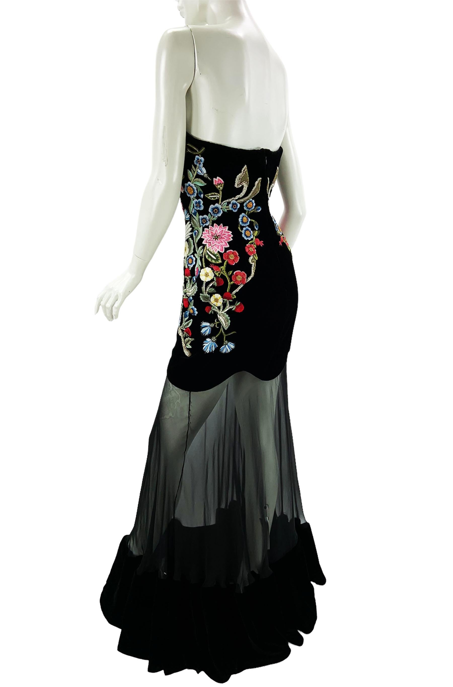 Alexander McQueen Schwarzer Samt Chiffon Mittelalterliche Stickerei Korsettkleid Kleid 42 im Zustand „Hervorragend“ im Angebot in Montgomery, TX