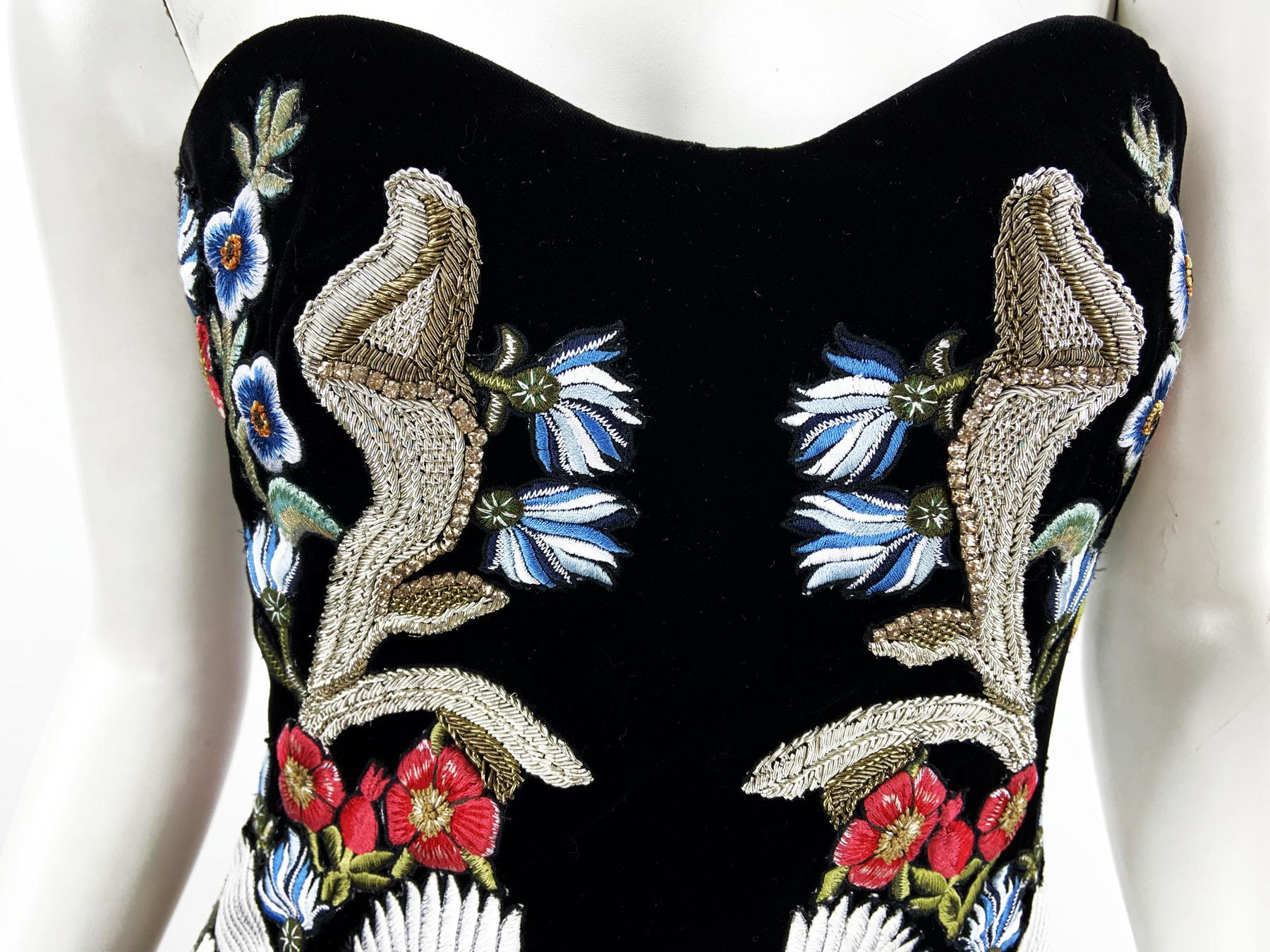Alexander McQueen - Robe corset en mousseline de velours noir avec broderie médiévale 42 en vente 2
