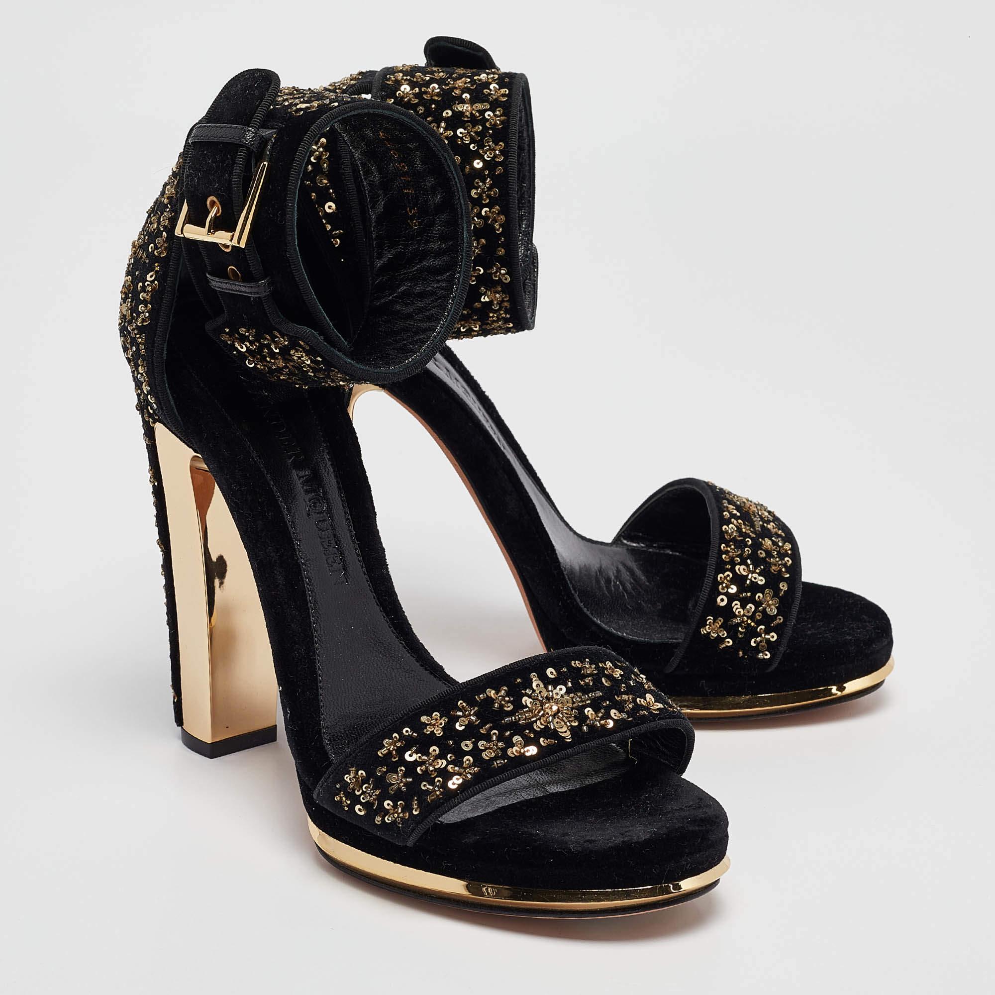 Alexander McQueen - Sandales à brides en velours noir avec ornements - Taille 39 Bon état à Dubai, Al Qouz 2