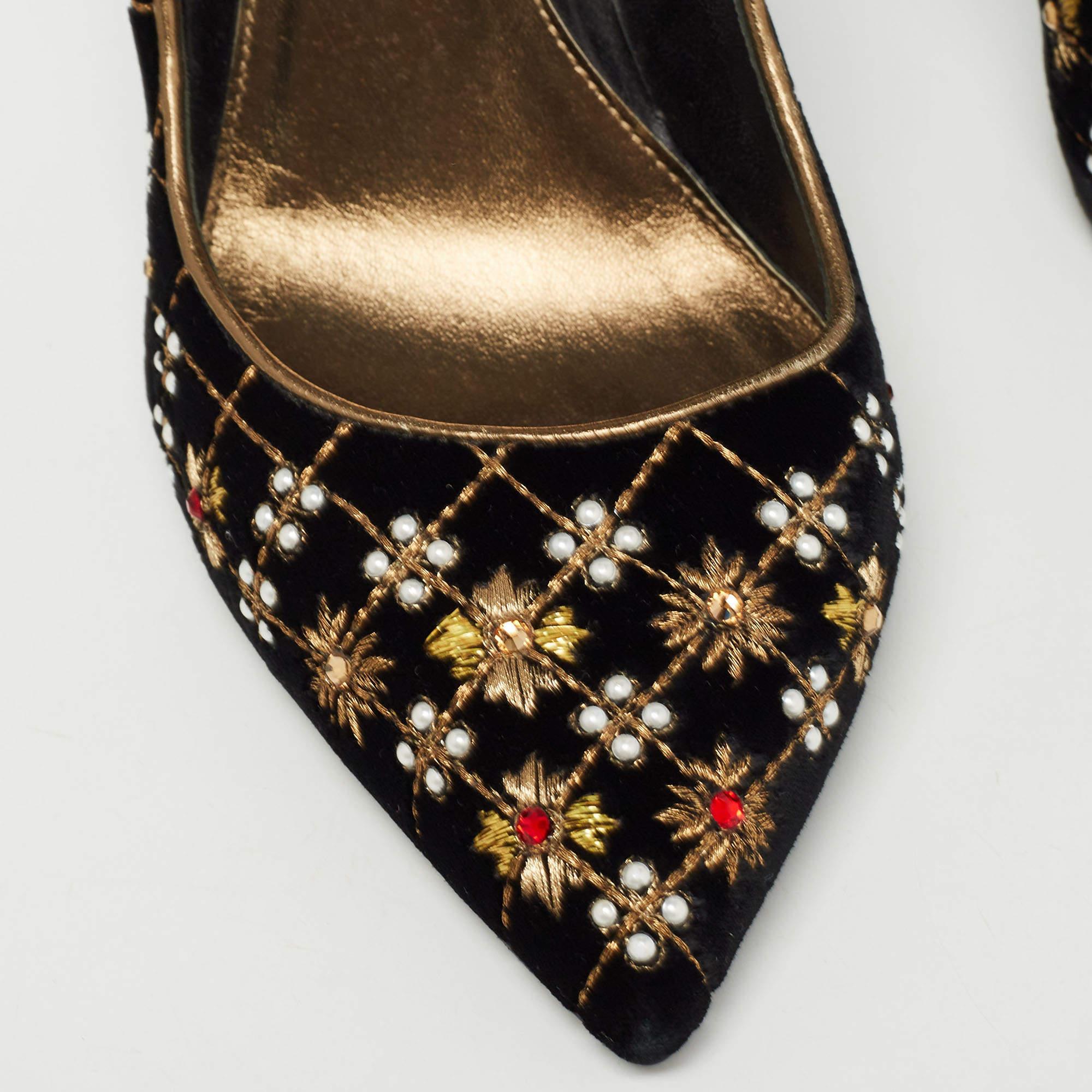 Alexander McQueen Black Velvet Embellished Pointed Toe Pumps Size 38.5 In Good Condition For Sale In Dubai, Al Qouz 2