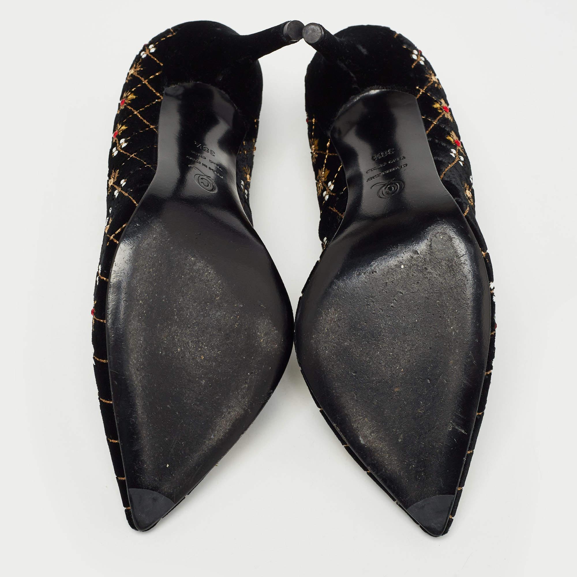 Alexander McQueen Black Velvet Embellished Pointed Toe Pumps Size 38.5 For Sale 2