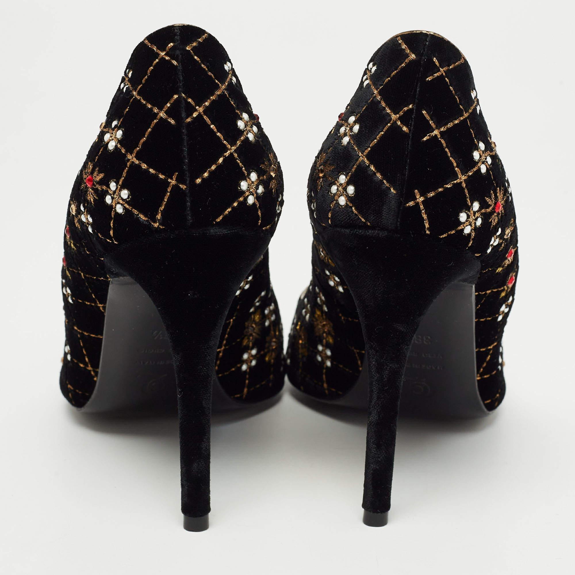 Alexander McQueen Black Velvet Embellished Pointed Toe Pumps Size 38.5 For Sale 4