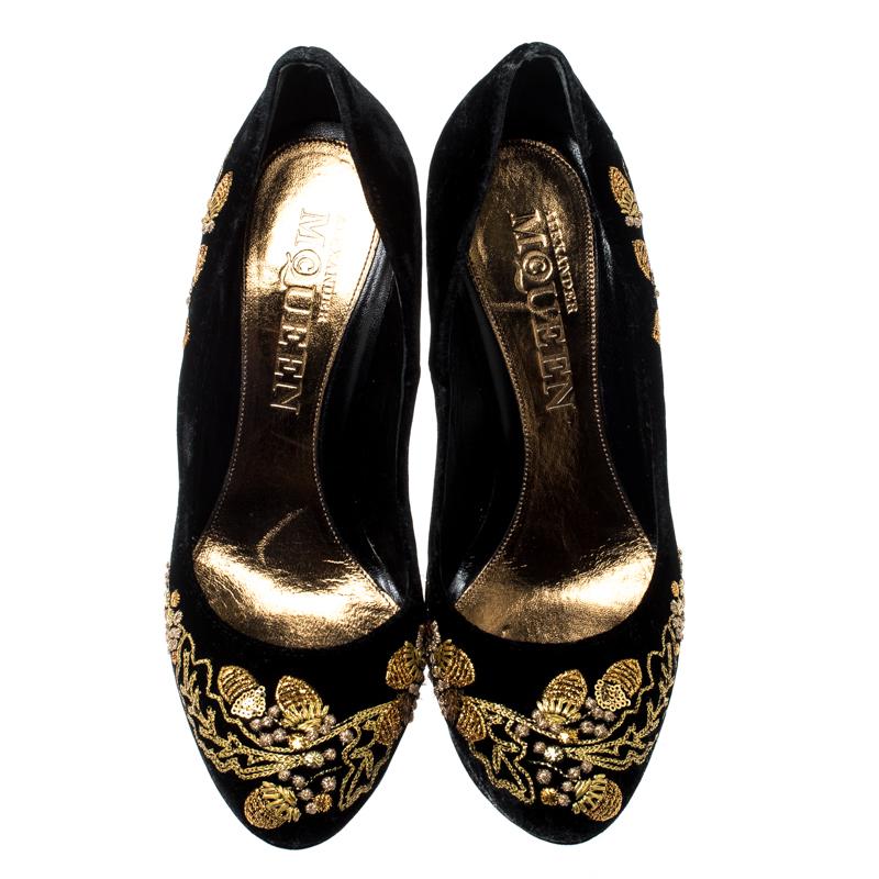 These Armadillo pumps from Alexander McQueen are simply breathtaking! The black pumps are crafted from velvet and feature exquisite embroidery detailed on the vamps and the sides. They come equipped with comfortable leather lined insoles and solid