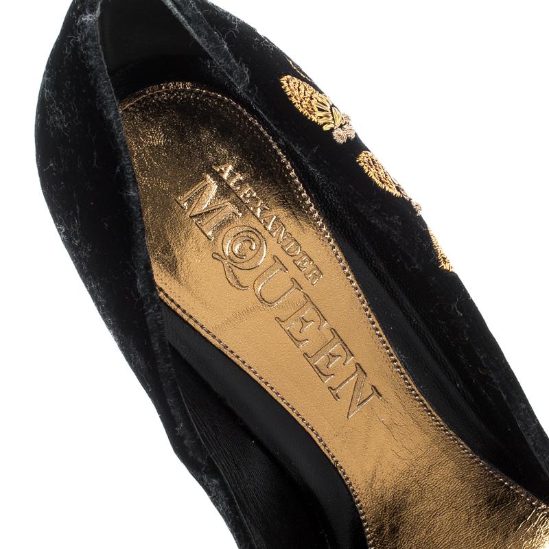 Women's Alexander McQueen Black Velvet Embroidered Armadillo Curved Wedge Pumps Size 37