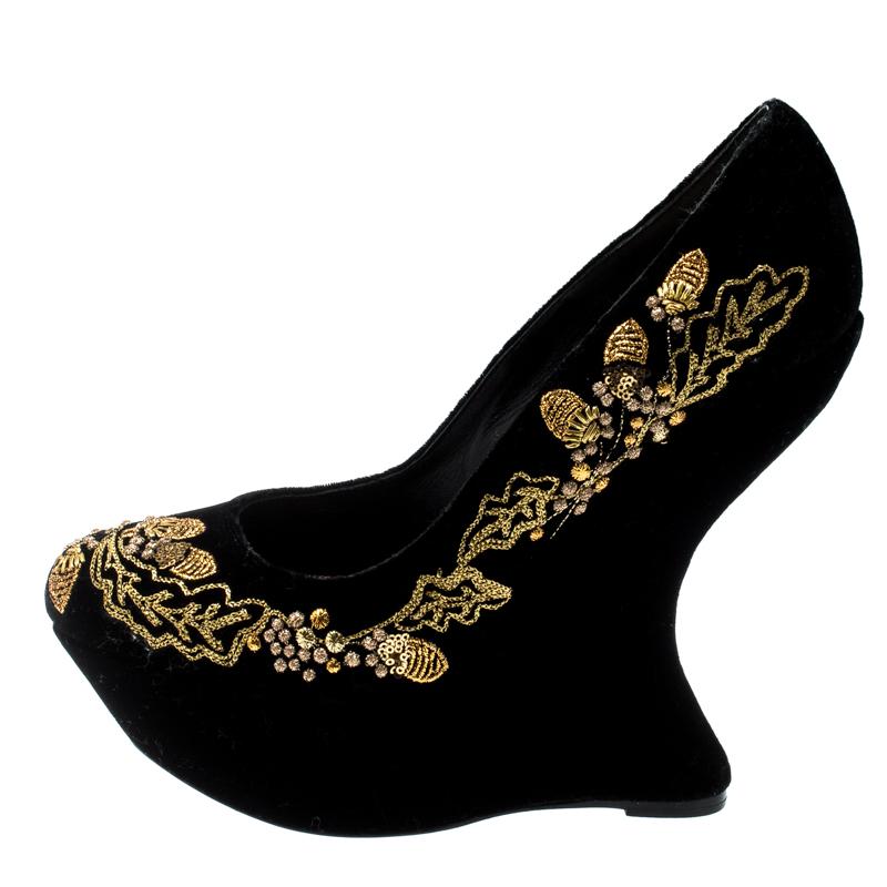 Alexander McQueen Black Velvet Embroidered Armadillo Curved Wedge Pumps Size 37 1