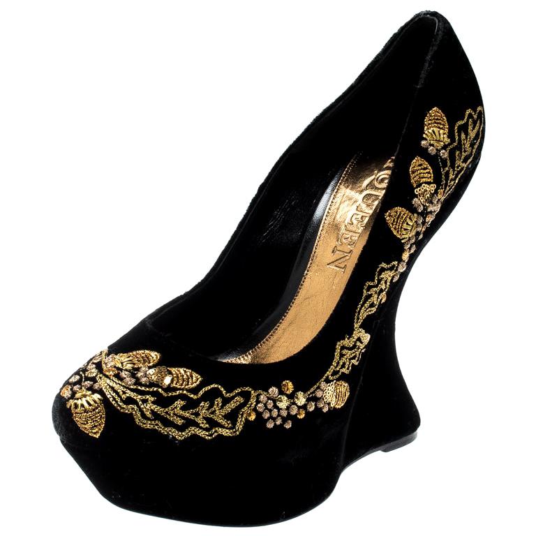Alexander McQueen Black Velvet Embroidered Armadillo Curved Wedge Pumps Size 37