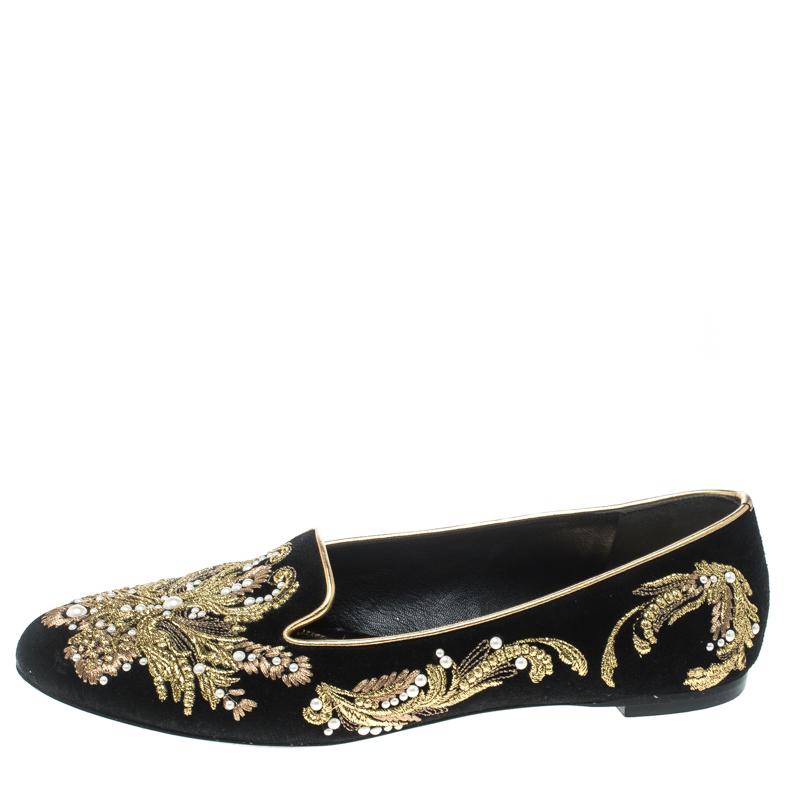 One look at this pair from Alexander McQueen and you'll know what your shoe collection has been missing all along! Crafted with excellence using velvet and detailed with luscious embroidery, these smoking slippers are simply luxe. Round toes,