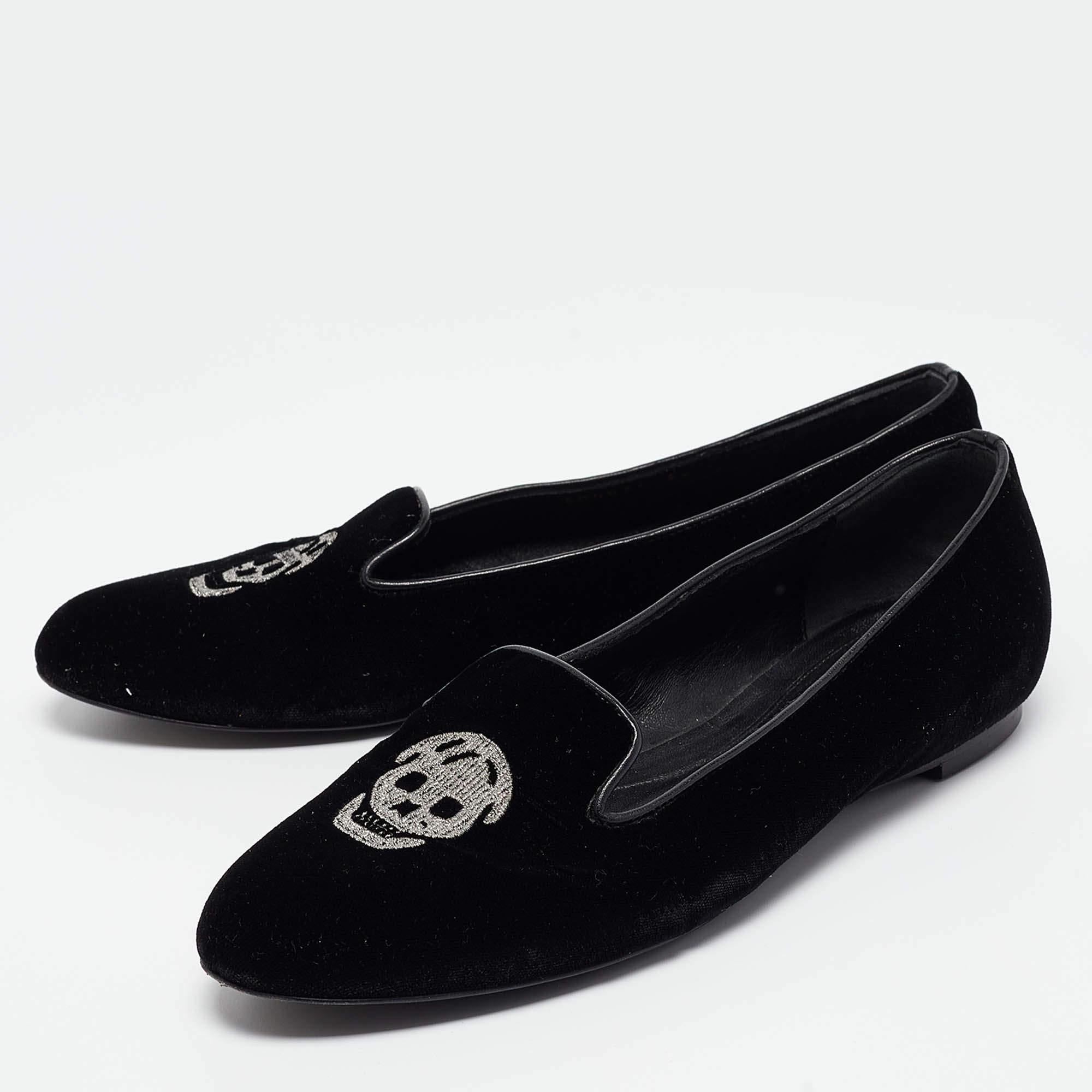 Deje que este cómodo par sea su primera elección cuando salga a pasar un largo día. Estos zapatos de diseño tienen la parte superior bien cosida y la suela resistente.
