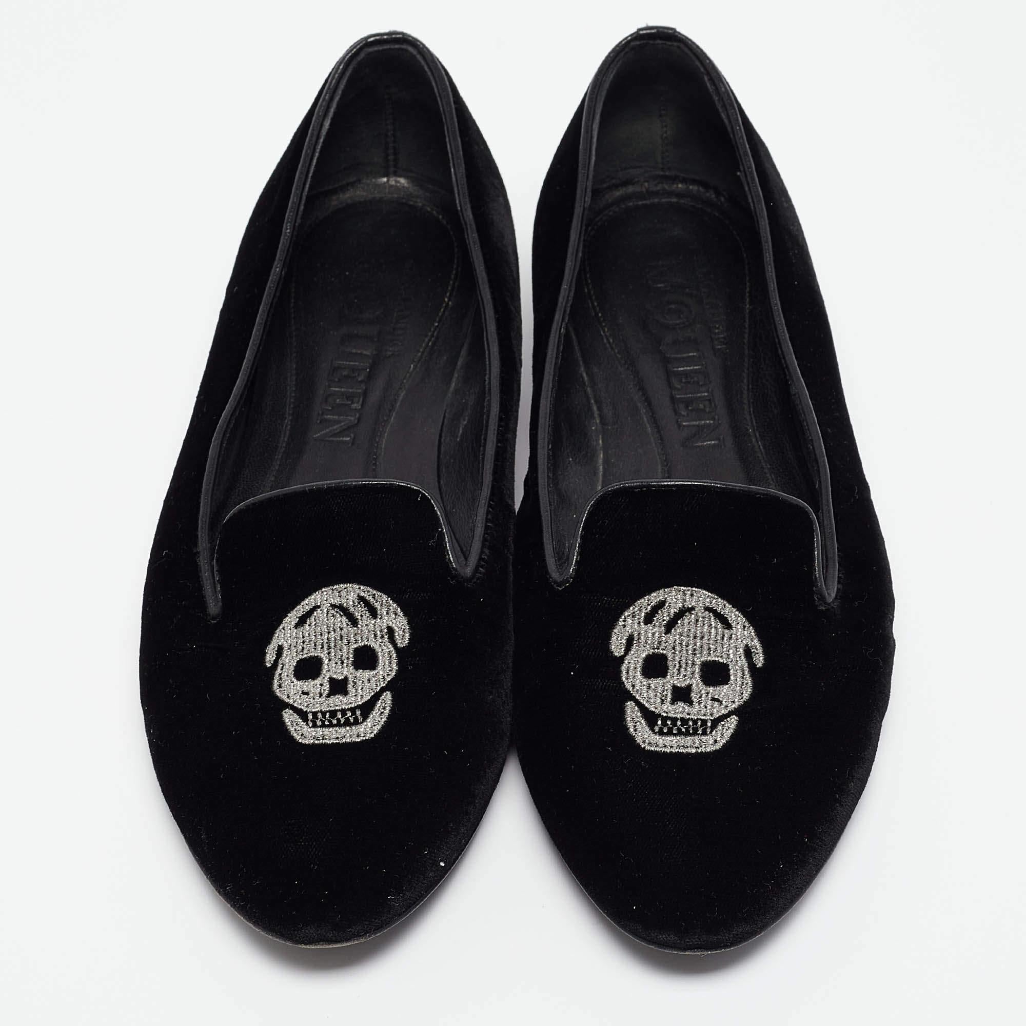 Alexander McQueen Zapatillas de fumar de terciopelo negro con calavera bordada Talla 36 Negro