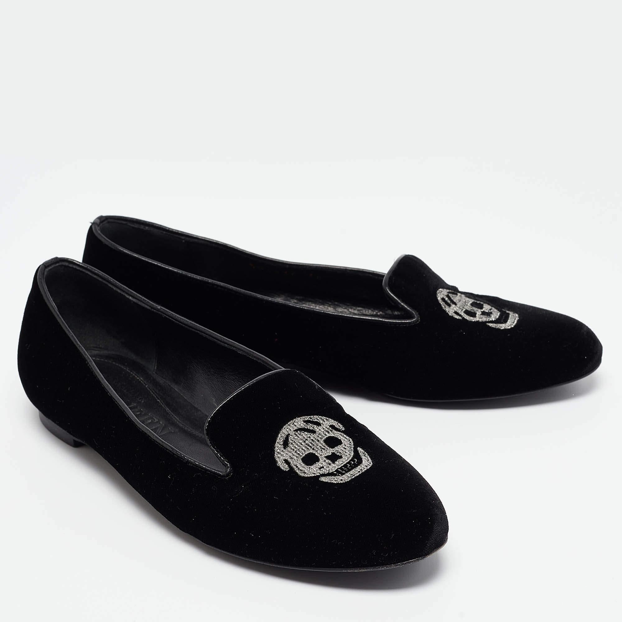 Alexander McQueen Zapatillas de fumar de terciopelo negro con calavera bordada Talla 36 en Bueno Estado en Dubai, Al Qouz 2