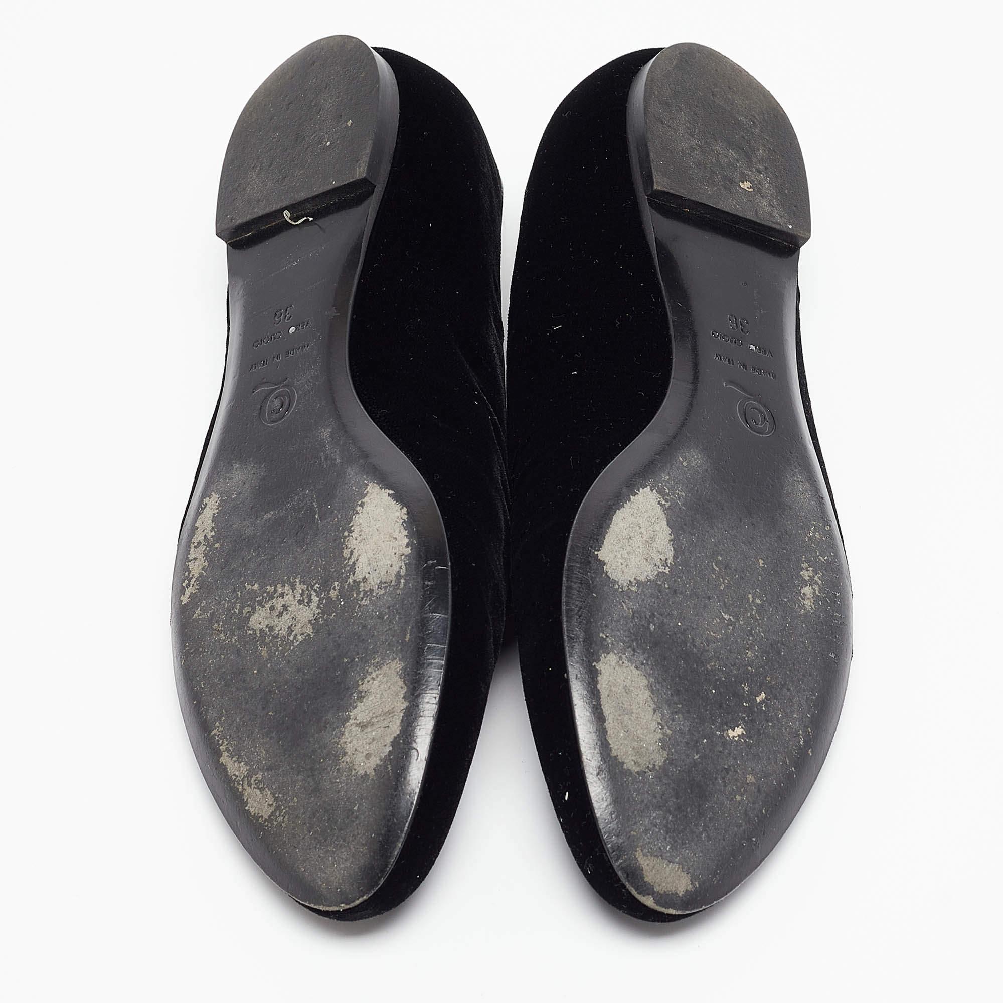 Alexander McQueen Zapatillas de fumar de terciopelo negro con calavera bordada Talla 36 1