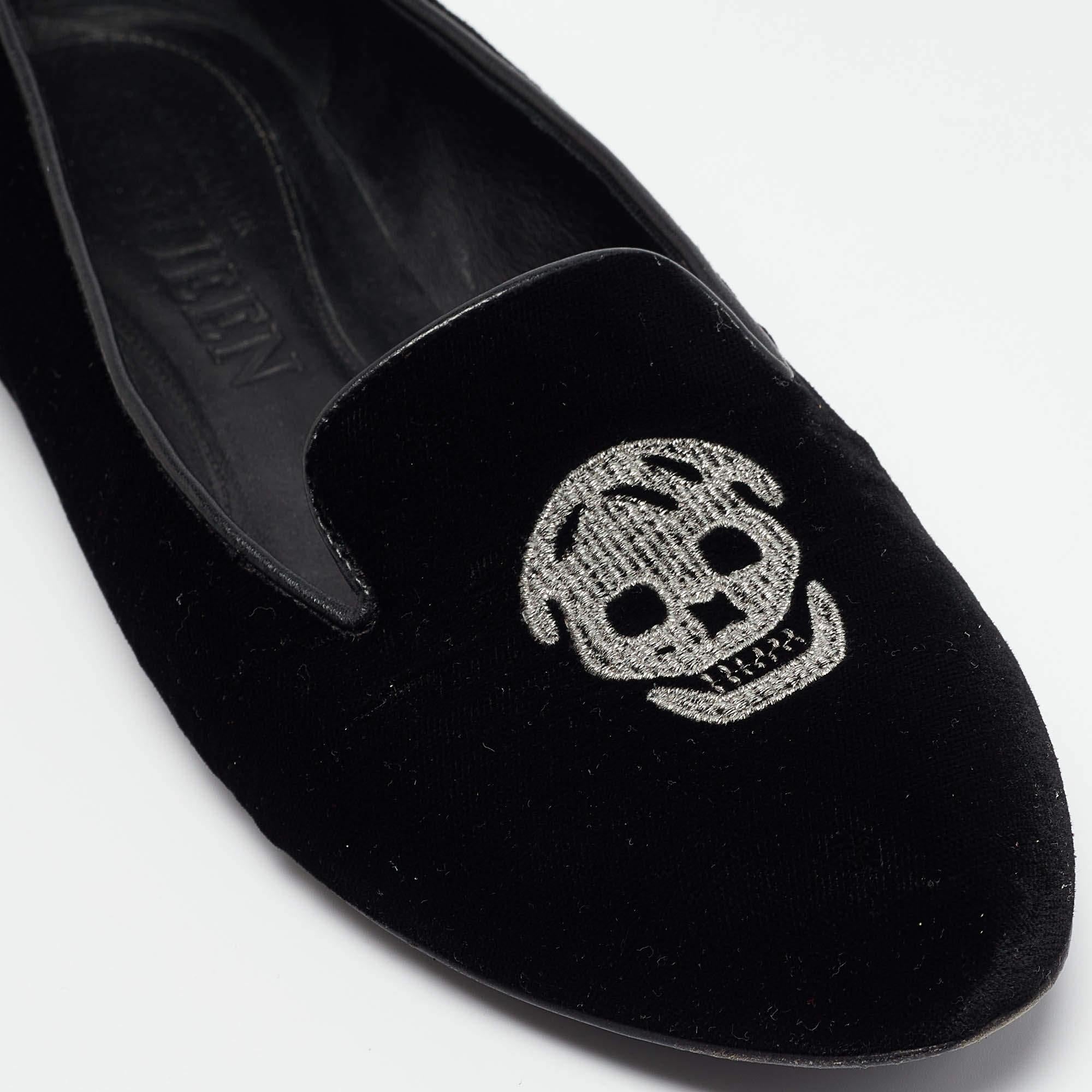 Alexander McQueen Zapatillas de fumar de terciopelo negro con calavera bordada Talla 36 3
