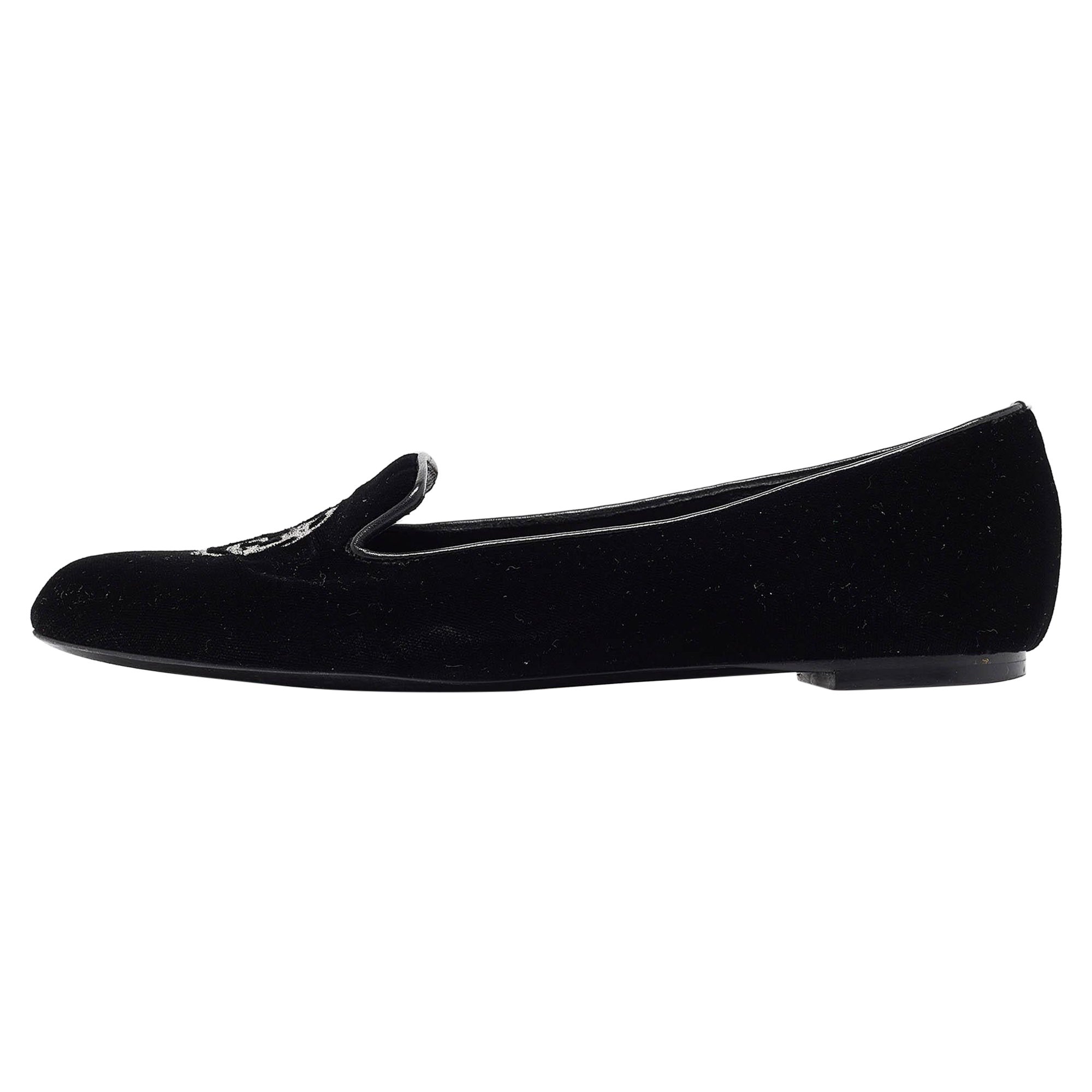 Alexander McQueen Zapatillas de fumar de terciopelo negro con calavera bordada Talla 36