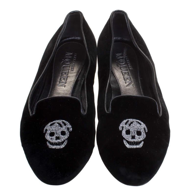 To perfectly complement your attires, Alexander McQueen brings you this pair of Smoking slippers that speak nothing but high style. They've been crafted from velvet and decorated with skull embroidery on the uppers. The comfy slippers are easy to