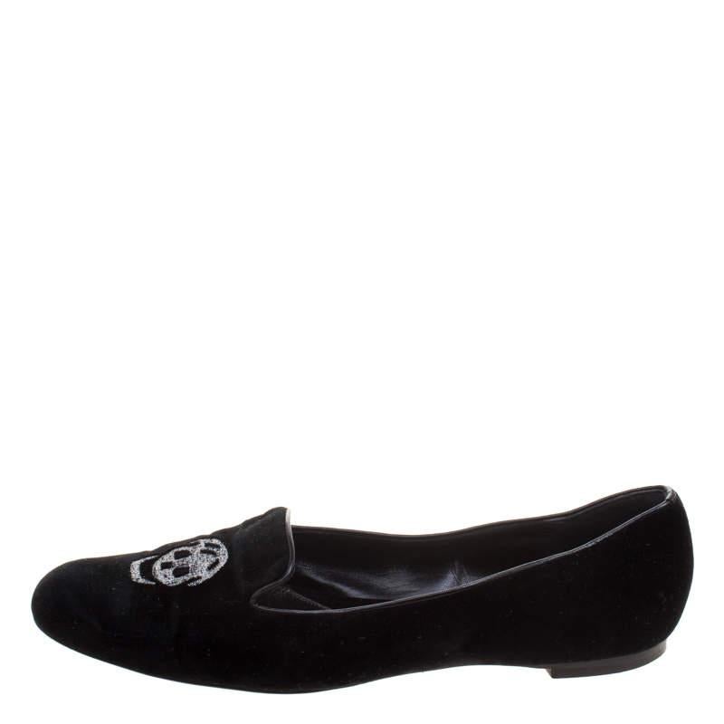 Noir Alexander McQueen Chaussons de smoking brodés d'une tête de mort en velours noir Taille 38.5