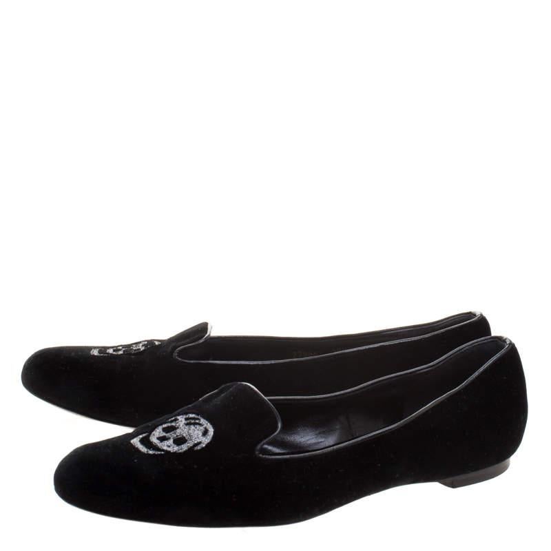 Alexander McQueen Chaussons de smoking brodés d'une tête de mort en velours noir Taille 38.5 Bon état à Dubai, Al Qouz 2