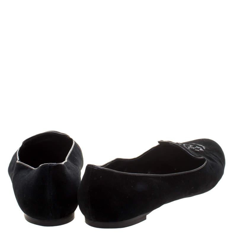  Alexander McQueen Chaussons de smoking brodés d'une tête de mort en velours noir Taille 38.5 Pour femmes 