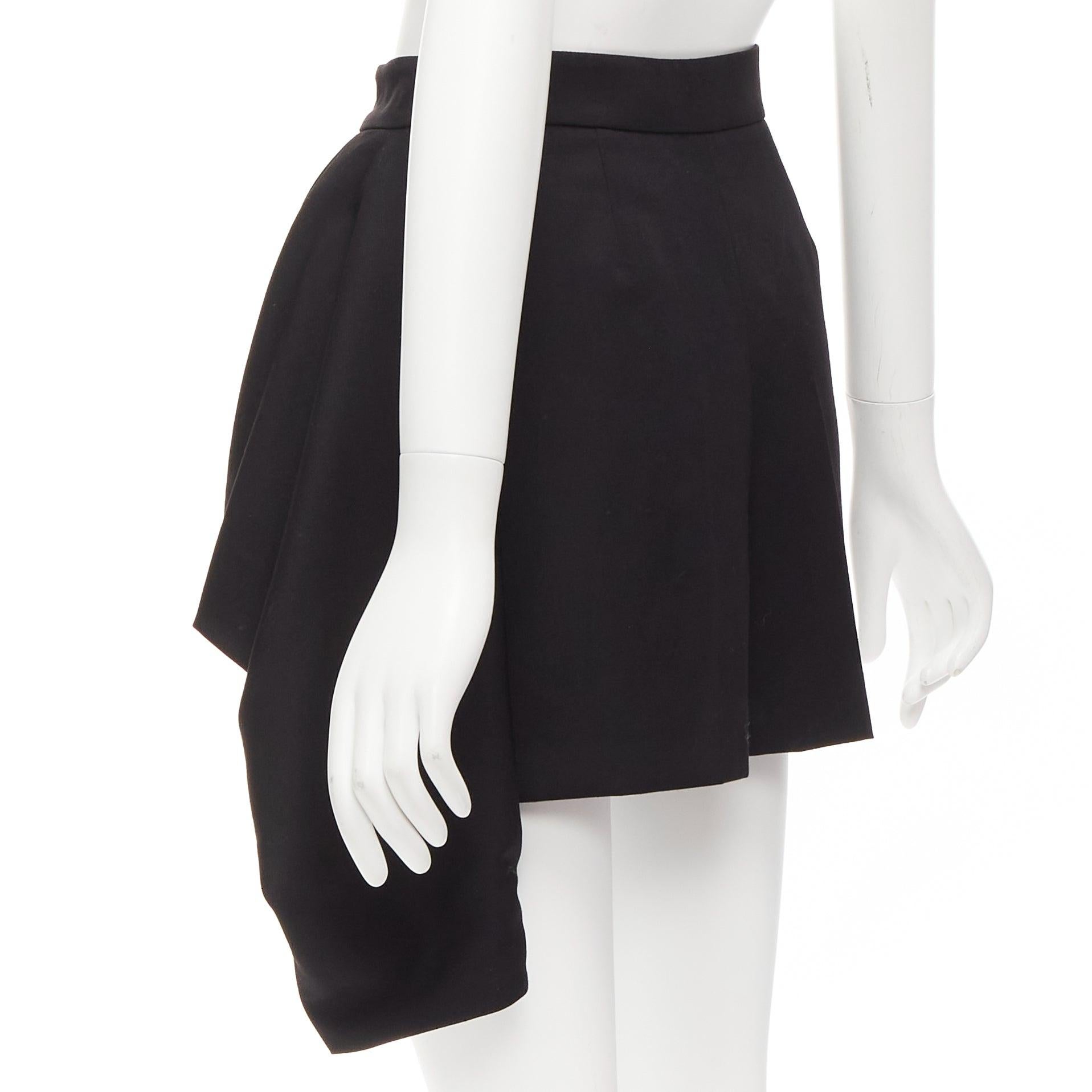 ALEXANDER MCQUEEN Short large asymétrique en laine vierge noire cascade IT38 XS en vente 1