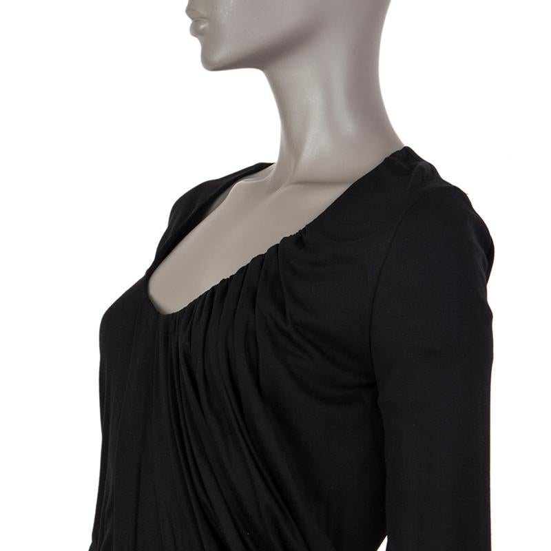 Alexander McQueen scoop-neck blouse in black viscose (80%) and silk (20%) with gathered front. Has been worn and is in excellent condition.

Tag Size 40
Size S
Shoulder Width 45cm (17.6in)
Bust 90cm (35.1in) to 100cm (39in)
Waist 70cm (27.3in) to