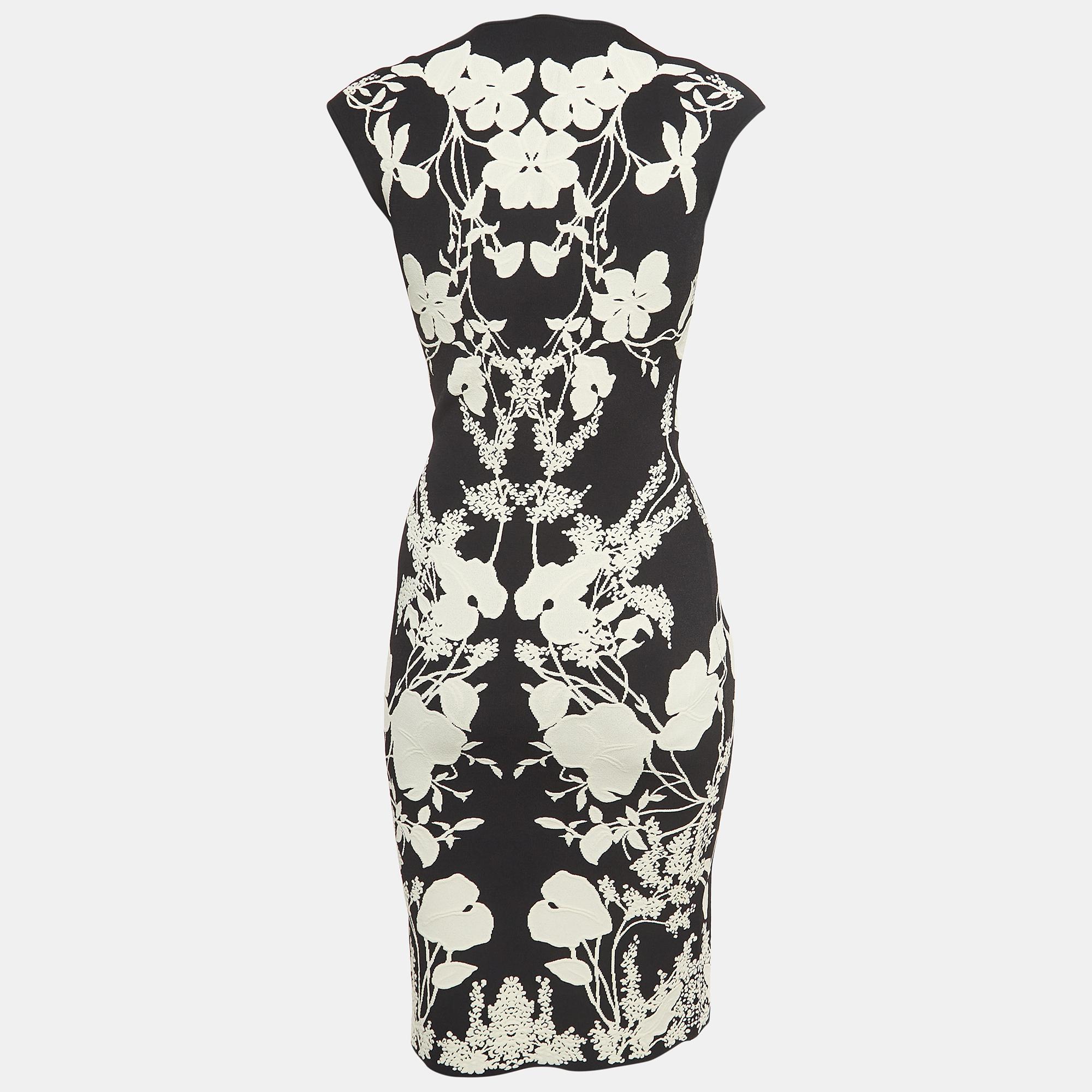 Meticulously crafted for a flawless fit, this Alexander McQueen dress offers unparalleled comfort with its premium materials. Its timeless design makes it a versatile choice for any event, exuding elegance effortlessly.

Includes: Tag