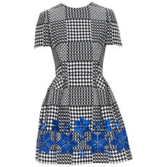 ALEXANDER MCQUEEN Schwarz Weiß Geometrisch Blau Blumenstickerei Fit Flare Kleid S