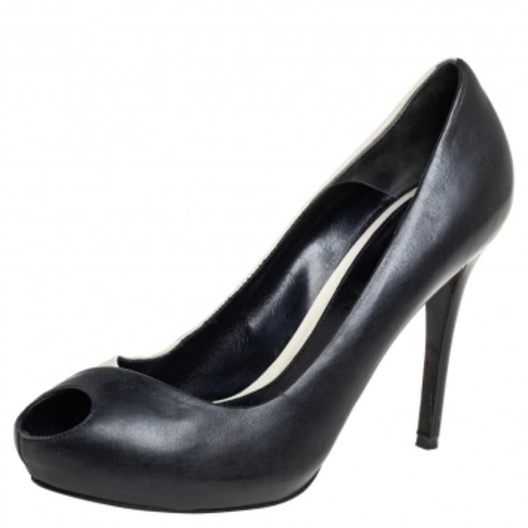 Alexander McQueen Black/White  Leather Peep Toe  Pumps Size 38.5 In Fair Condition For Sale In Dubai, Al Qouz 2