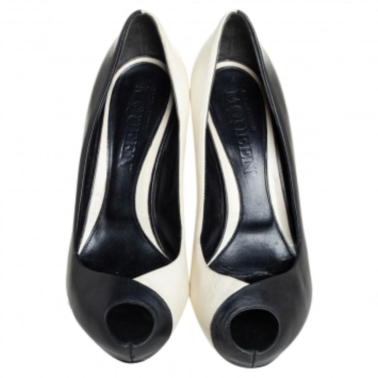 Alexander McQueen Black/White  Leather Peep Toe  Pumps Size 38.5 For Sale 1