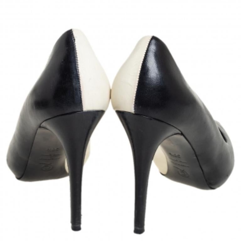 Alexander McQueen Black/White  Leather Peep Toe  Pumps Size 38.5 For Sale 2