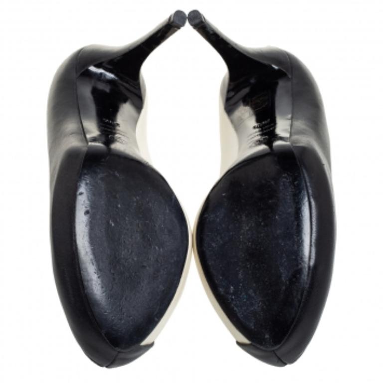 Alexander McQueen Black/White  Leather Peep Toe  Pumps Size 38.5 For Sale 3