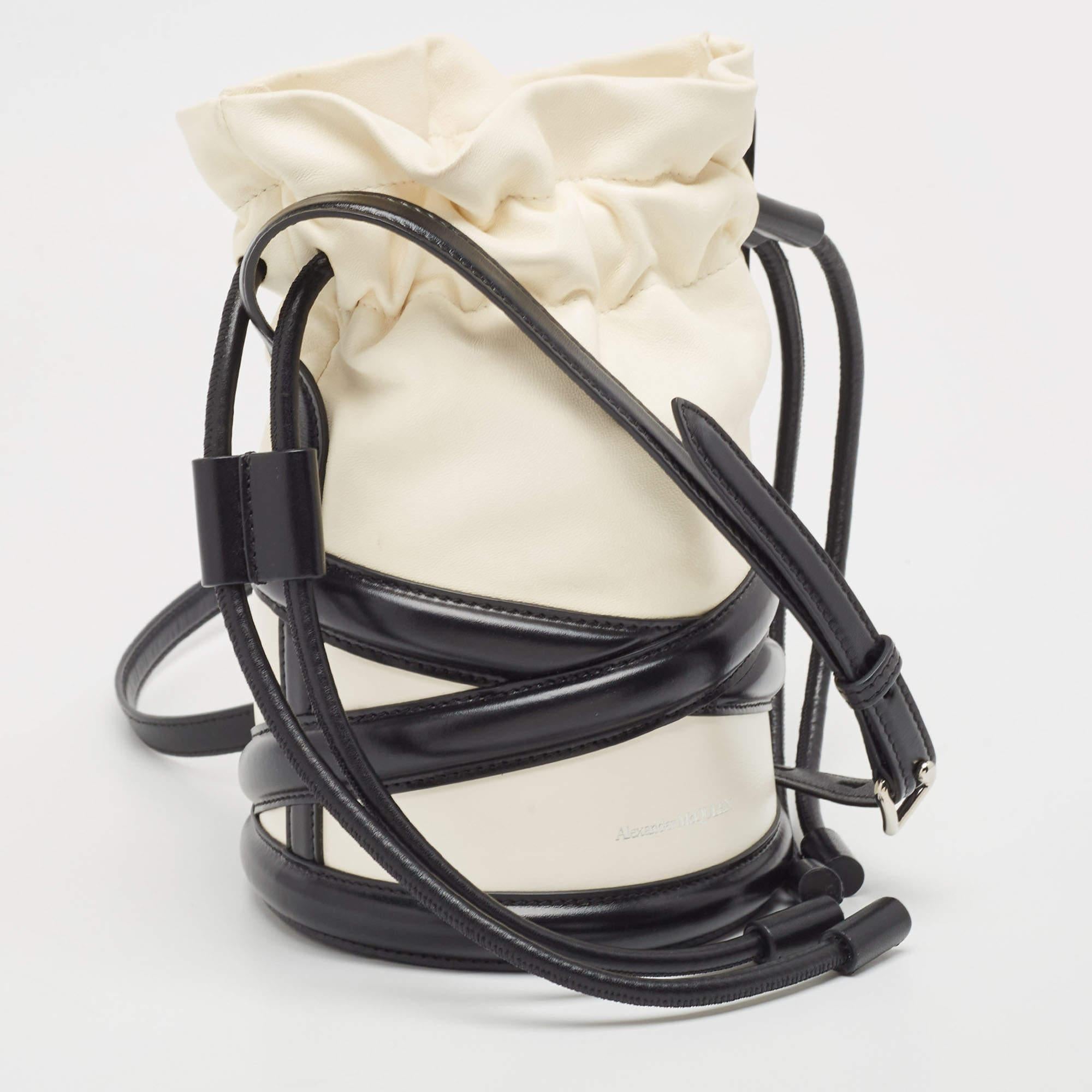 Alexander McQueen Borsa a secchiello The Soft Curve in pelle bianca e nera 5