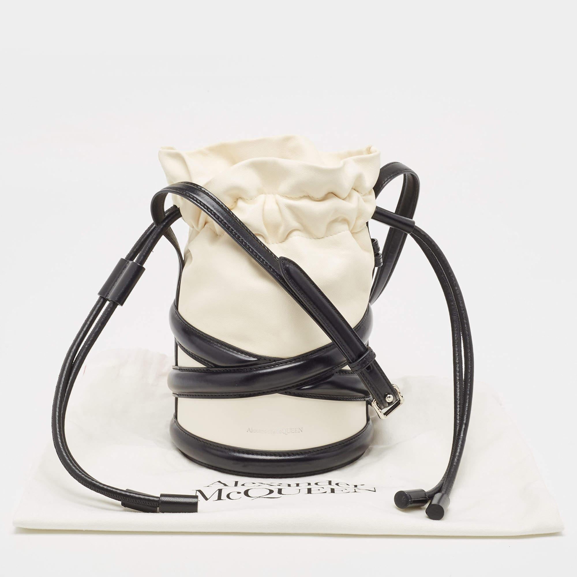 Alexander McQueen Borsa a secchiello The Soft Curve in pelle bianca e nera 6