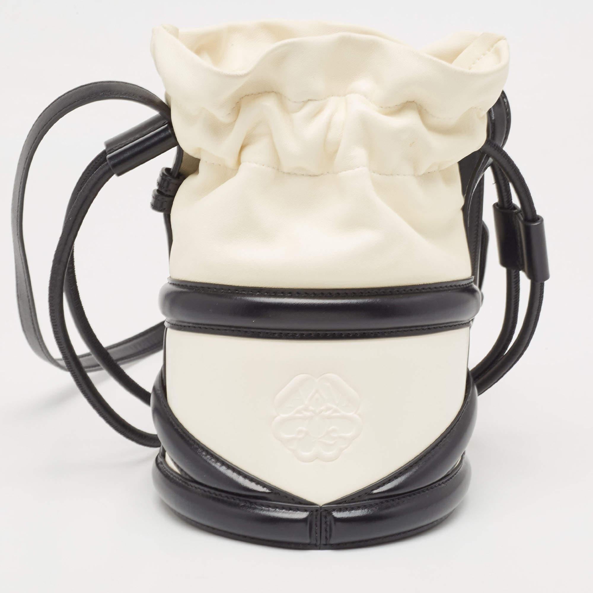 Beige Alexander McQueen Borsa a secchiello The Soft Curve in pelle bianca e nera