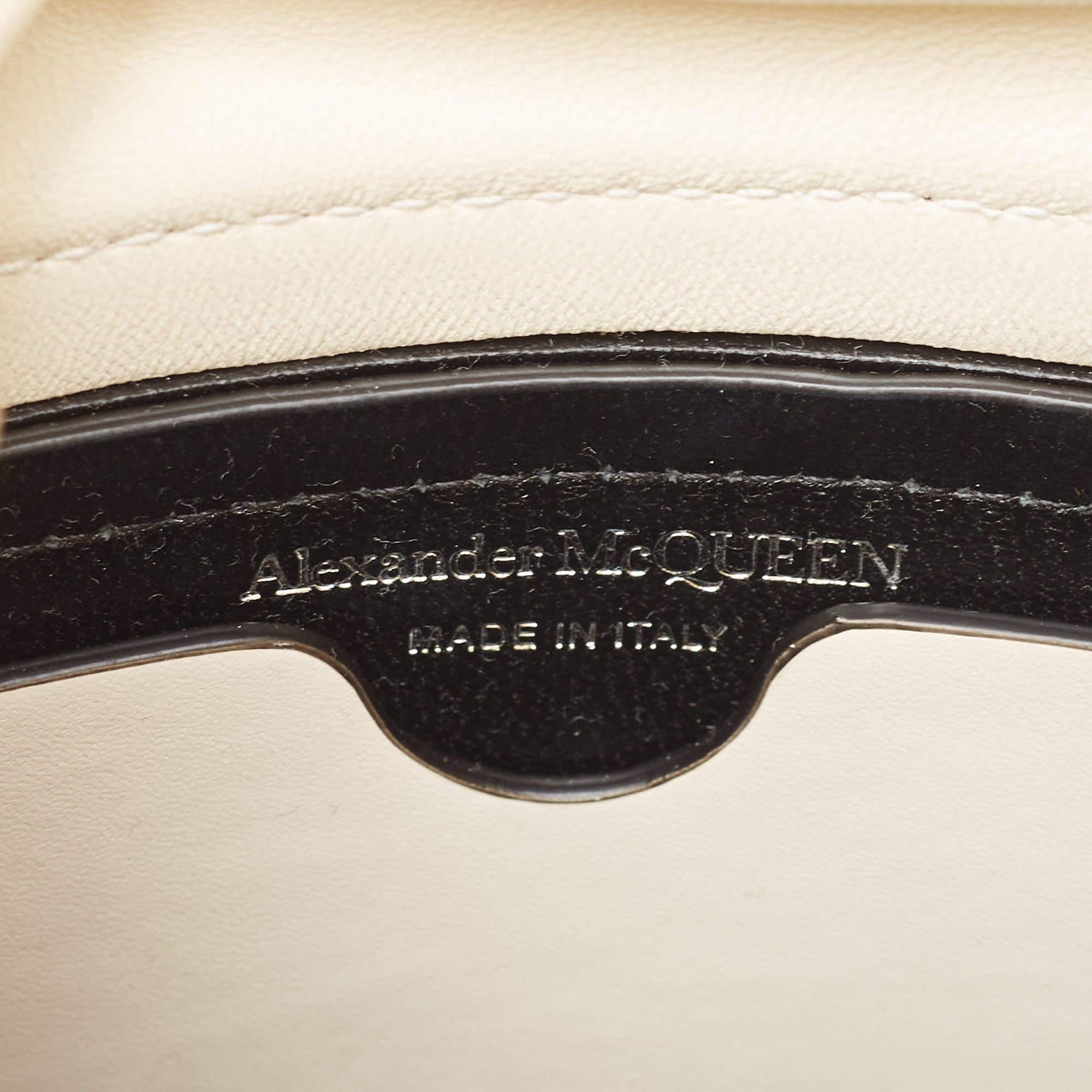 Alexander McQueen Borsa a secchiello The Soft Curve in pelle bianca e nera In condizioni buone a Dubai, Al Qouz 2