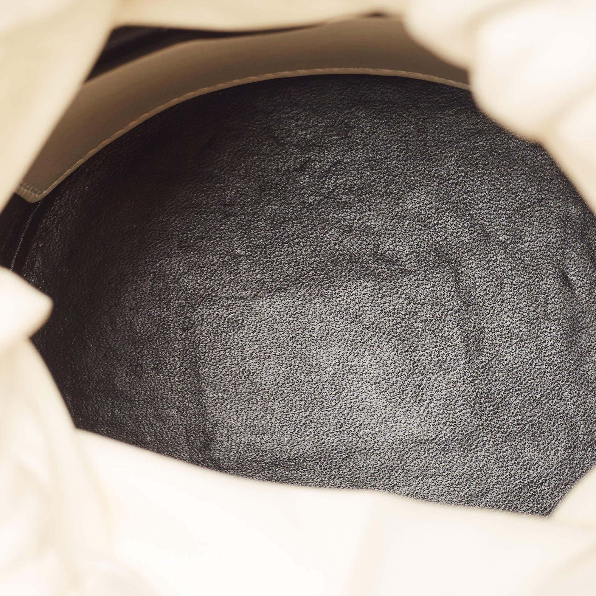 Donna Alexander McQueen Borsa a secchiello The Soft Curve in pelle bianca e nera