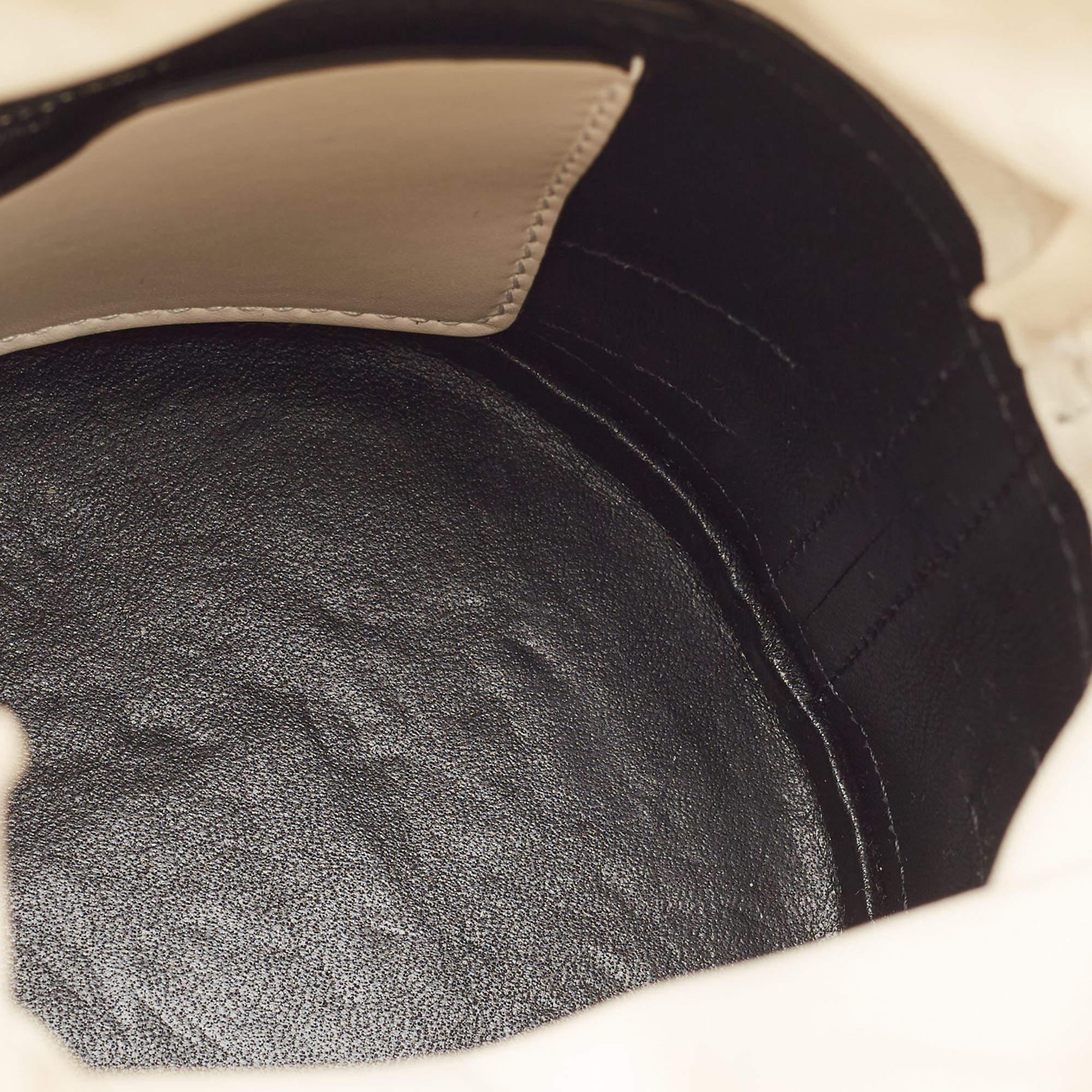 Alexander McQueen Borsa a secchiello The Soft Curve in pelle bianca e nera 1