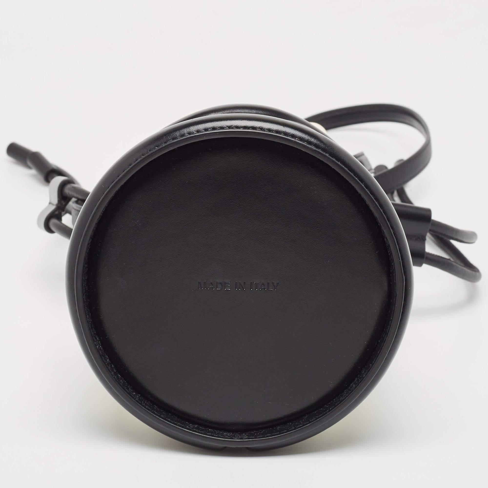 Alexander McQueen Borsa a secchiello The Soft Curve in pelle bianca e nera 4