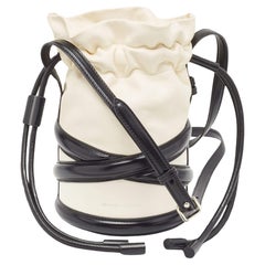 Alexander McQueen Bolso The Soft Curve Bucket de piel negra/blanca
