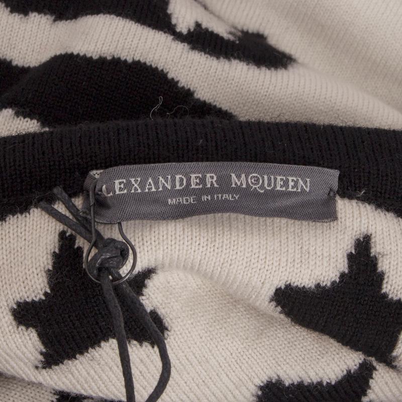ALEXANDER MCQUEEN black & white NAIVE PAGAN JACQUARD KNIT CAPE Jacket S In Excellent Condition In Zürich, CH