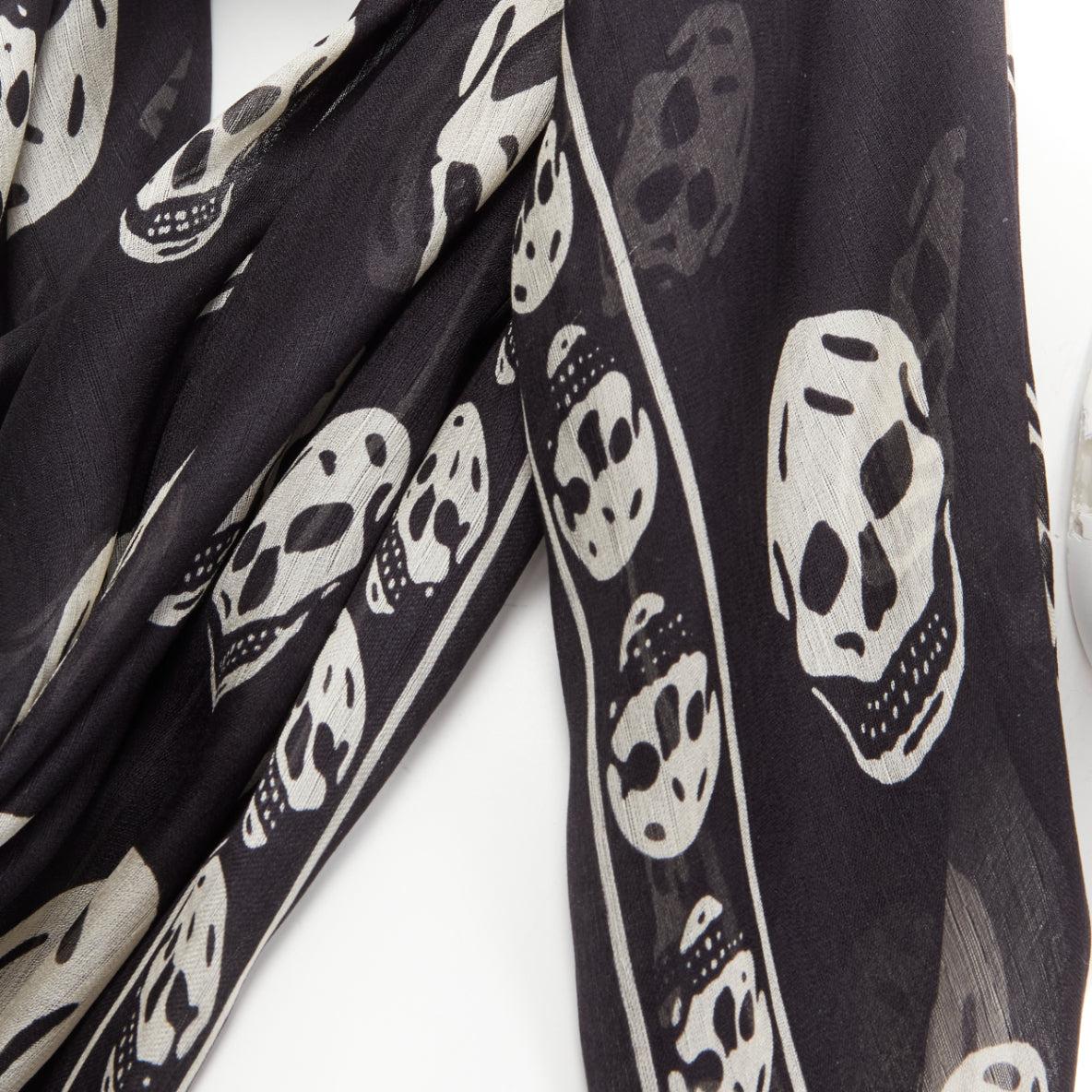 ALEXANDER MCQUEEN black white skull logo print 100% silk scarf
Reference: SNKO/A00348
Brand: Alexander McQueen
Material: Silk
Color: White, Black
Pattern: Abstract
Extra Details: Logo at edge of scarf.
Made in: Italy

CONDITION:
Condition: