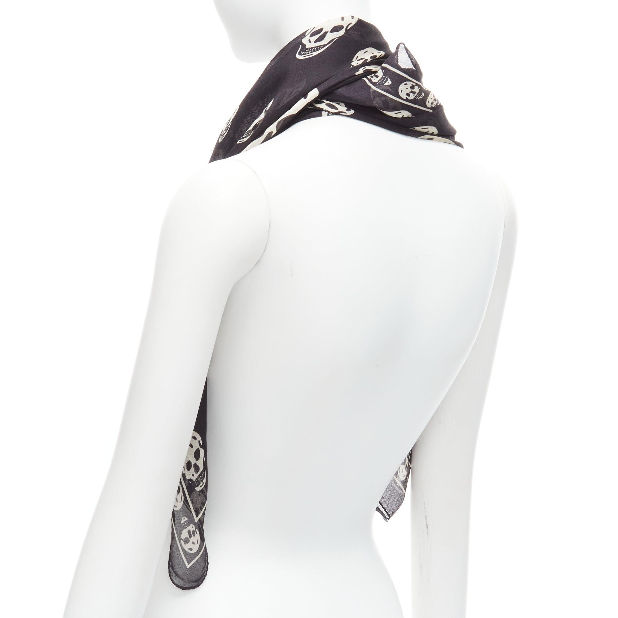 Alexander McQueen - Écharpe 100 % soie imprimée tête de mort noir et blanc avec logo en vente 1