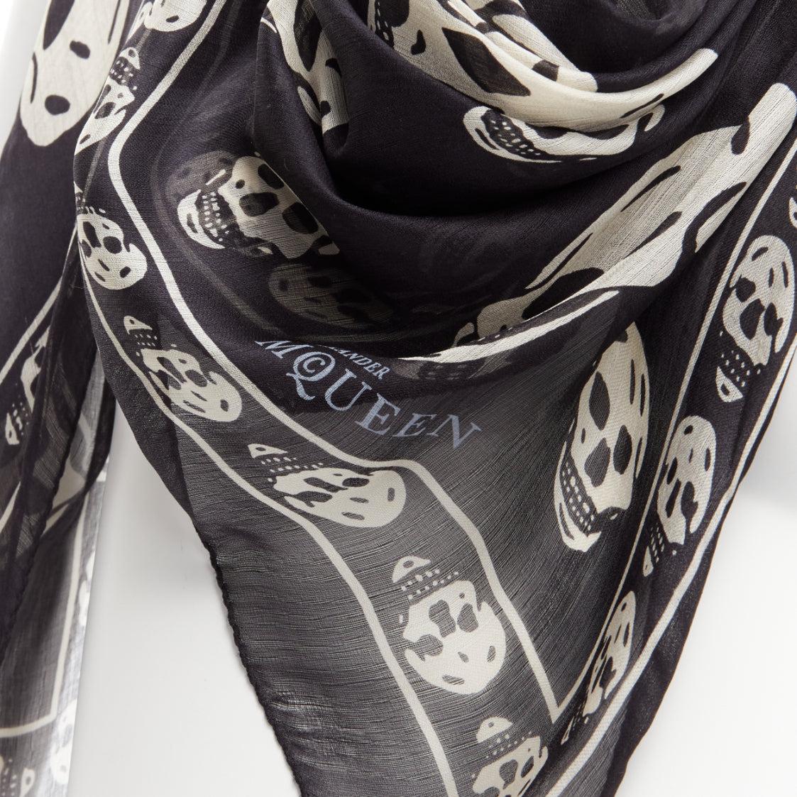 Alexander McQueen - Écharpe 100 % soie imprimée tête de mort noir et blanc avec logo en vente 2