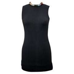 Alexander McQueen abito nero con collana di pietre swarovski multicolore